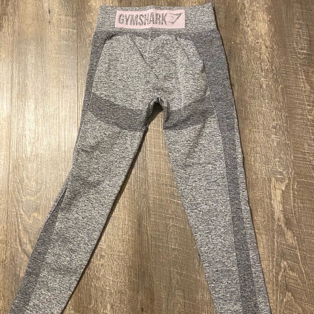 Gym shark leggings
